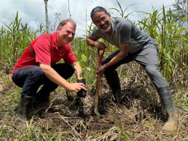 Ingo Lies und Alfonso Tandazo pflanzen einen Baum. |  Chamleon